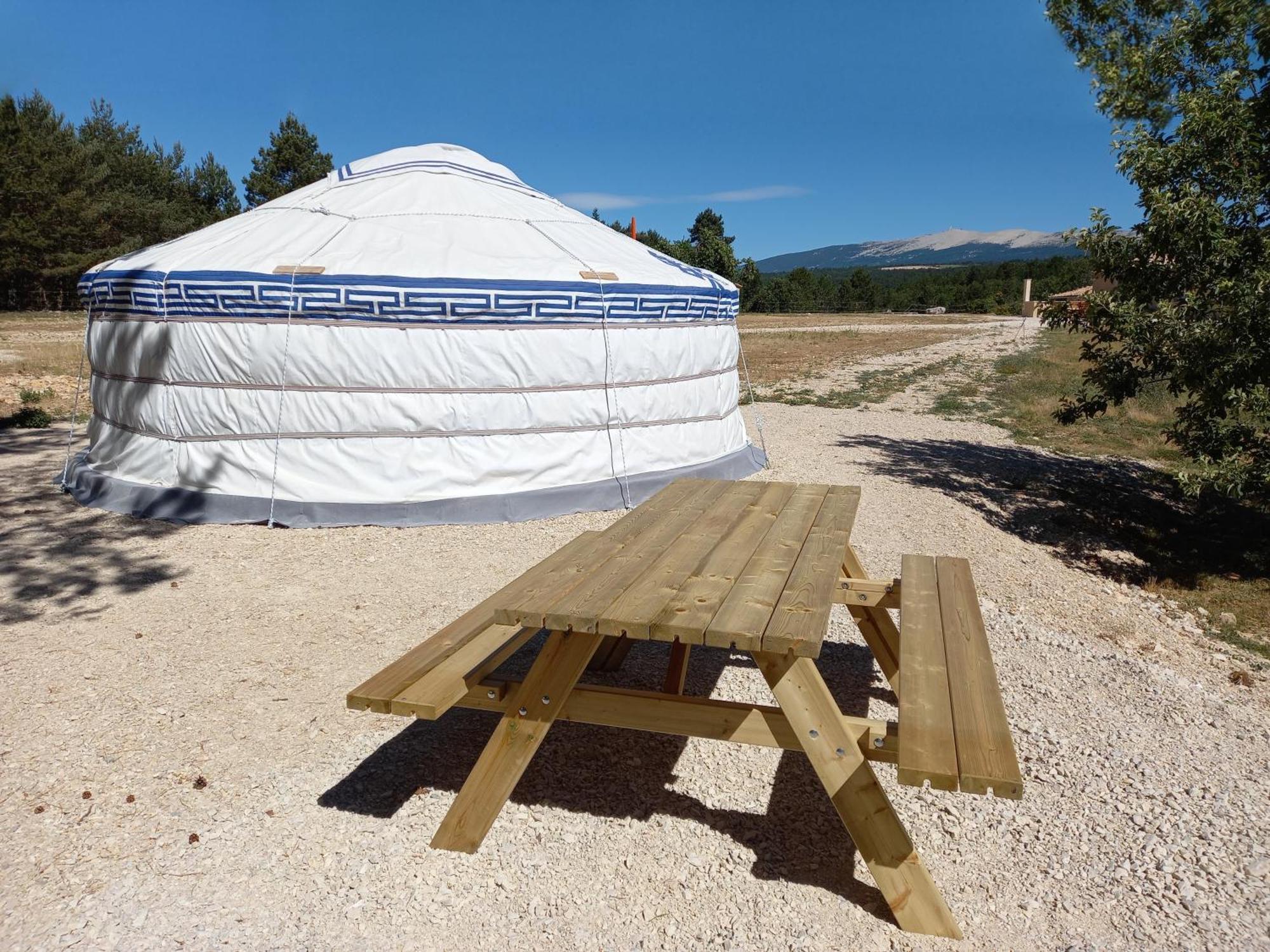 A Ventoux Yourte Monieux Esterno foto